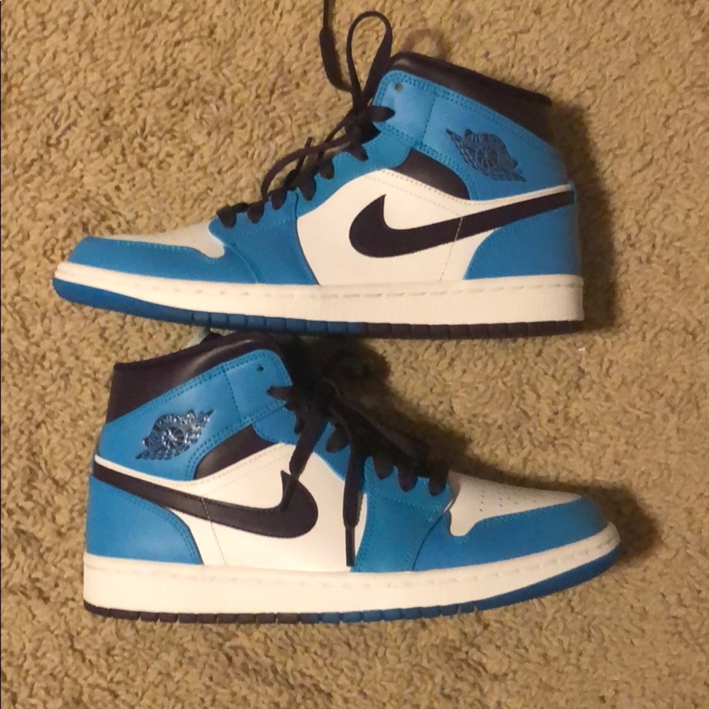 Jordan 1 Mid Hornets Colorway